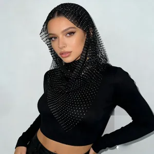 Détail d'un bandeau en maille noire orné de strass argentés brillants sur un mannequin