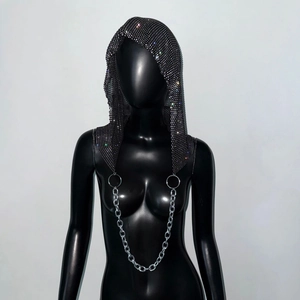 Vue détaillée de la capuche en résille strass avec accessoire de chaîne métallique