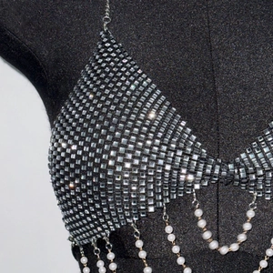 Détail du haut en résille strass argentée avec chaînes de perles et accents cristallins