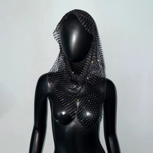 Détail d'un bandeau en maille noire avec strass colorés sur mannequin pour festival
