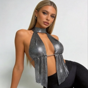 Detailansicht eines silbernen Pailletten-Neckholder-Tops mit Kettendetails für Partys