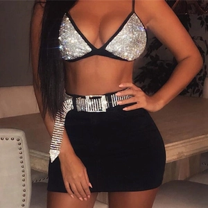Haut court étincelant avec strass et ceinture assortie à plusieurs rangées de strass