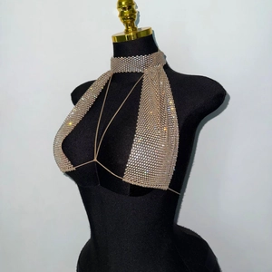 Detail eines silbernen Strass-Halter-Tops mit kunstvollem Kristallgeflecht und dünnen Trägern