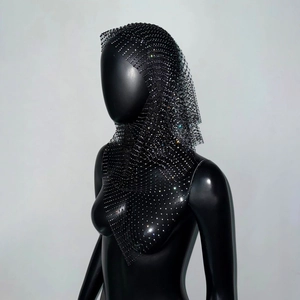Vue détaillée du foulard en résille noire avec strass brillants sur un mannequin