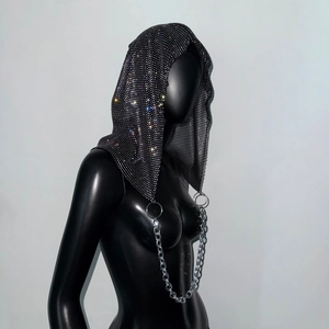 Détail de la capuche en résille avec strass, anneaux métalliques et chaîne décorative