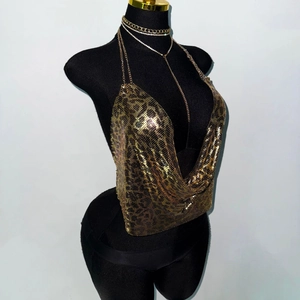 Détail du tissu en maille métallique léopard avec chaînes dorées et dos nu sexy