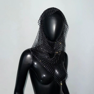 Détail du bandeau en résille noire avec strass scintillants pour les festivals de musique