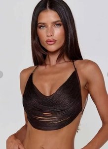Dettaglio di un top all'americana sexy marrone scuro con frange e regolazioni in metallo