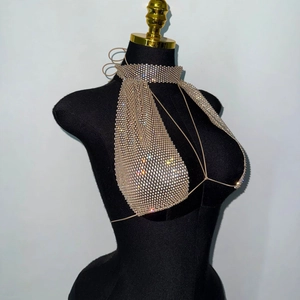 Detail von sexy Neckholder-Fischnetz-Top mit schimmernden Strasssteinen an goldener Kette