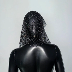 Vue arrière de la coiffe en résille noire avec des strass étincelants sur un mannequin