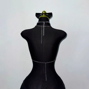 Vue détaillée d'une chaîne de corps argentée à plusieurs rangs sur un mannequin de mode