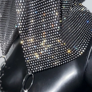 Gros plan sur une coiffe en résille avec strass brillants sur filet métallique noir