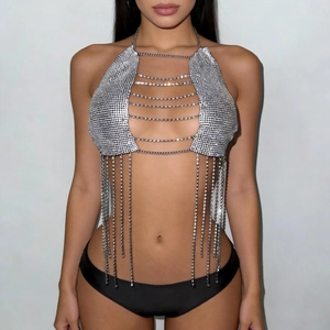 Détail de haut licou en maille métallique argentée avec strass et longues franges