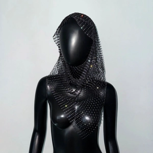 Détail de coiffe en résille noire avec strass scintillants sur un buste de mannequin