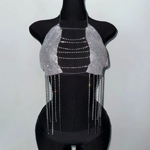 Détail du haut dos nu en strass argenté avec de longues franges brillantes pour soirées