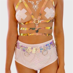 Ensemble rave holographique avec harnais métallique et short taille haute à écailles