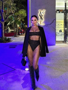 Détail d'une robe sexy en maille avec strass et manches ajourées pour les soirées