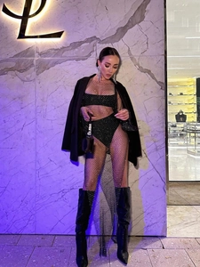 Robe sexy en maille noire avec strass à manches longues et veste pour un look élégant