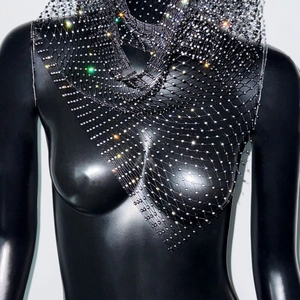 Détail de l'écharpe en résille noire ornée de strass multicolores scintillants