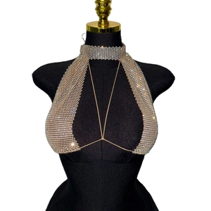 Top sexy a catena con strass argentati e allacciatura al collo per feste e festival