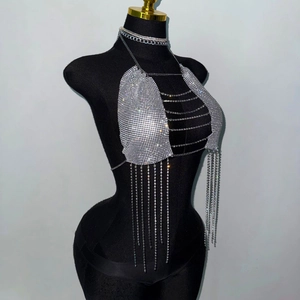 Gros plan d'un haut licou scintillant avec franges de strass sur un mannequin noir