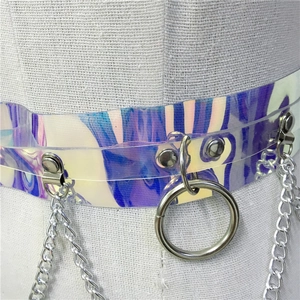 Détail de la ceinture holographique en PVC avec anneau argenté et chaînes multicouches