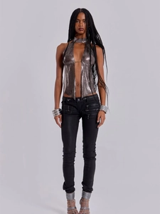 Detailansicht eines silbernen Neckholder-Tops aus Metallgewebe mit tiefem V-Ausschnitt