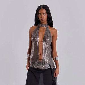 Detail eines silbernen Neckholder-Tops aus Kettengeflecht mit passendem Minirock