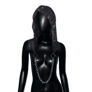 Capuche en résille avec strass brillants et grosse chaîne en argent pour festival
