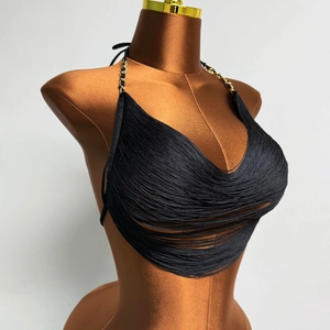 Dettaglio del top bikini nero con frange e spalline a catena metallica oro e nera