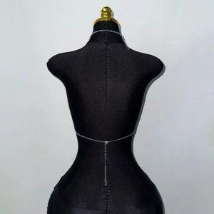 Détail d'une chaîne de corps sexy en argent avec strass brillants et design croisé au dos