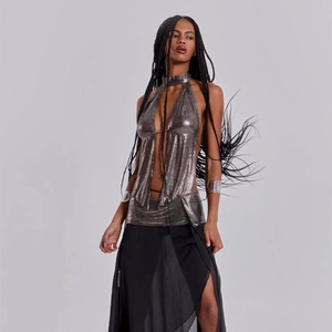 Detail eines silbernen Neckholder-Tops aus Metallgewebe mit tiefem V-Ausschnitt