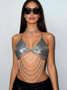 Bustier métallique argenté avec perles multicouches et collier croix