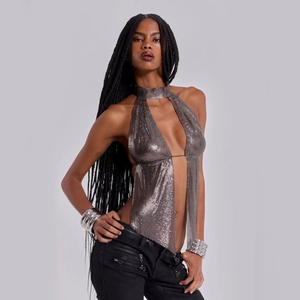 Detailansicht eines silbernen Neckholder-Tops aus Metallgewebe mit feinen Kettenelementen