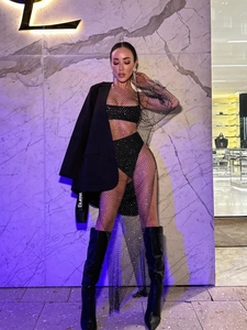 Détail de robe longue résille noire avec strass scintillants pour tenue de soirée