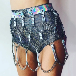 Gonna a cintura punk in pelle olografica con catene metalliche e fibbia a cuore