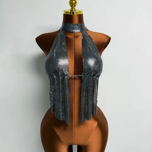 Makroansicht des metallischen silbernen Pailletten-Kettenhemd-Stoffs auf einem Neckholder-Top