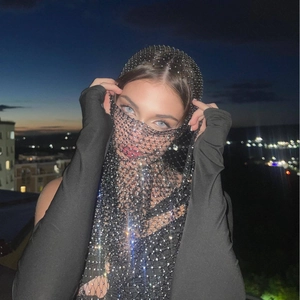 Voile en résille à strass avec manches noires assorties pour soirées et festivals chic
