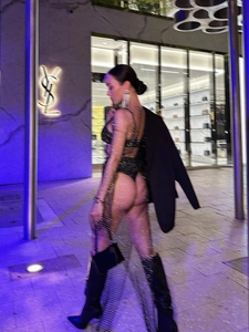 Robe transparente en maille à strass scintillants avec manches longues et style sexy