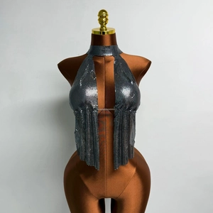 Detailansicht eines silbernen Neckholder-Tops aus Metallgewebe mit langen Fransen