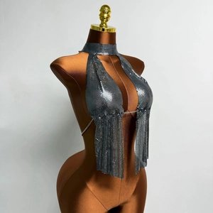 Detail eines schimmernden silbernen Kettenhemd-Halter-Tops mit Pailletten und Fransen