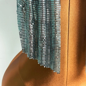 Detail von silbernem Pailletten-Netzstoff für rückenfreie Halter-Party-Tops