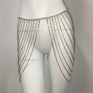 Détail de la chaîne de corps argentée avec pampilles en strass et métal brillant