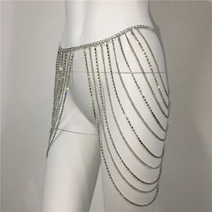 Détail d'une chaîne de corps argentée multicouche ornée de strass étincelants