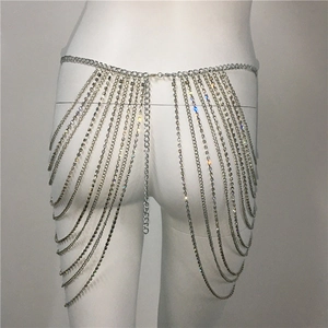 Détail d'une chaîne de corps argentée à plusieurs rangs de strass sur un mannequin