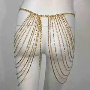 Détail de la chaîne de corps dorée multicouche avec strass sur un mannequin blanc