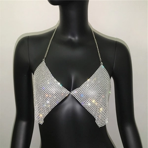 Détail de la chaîne de corps licou en strass argentés avec structure de soutien-gorge