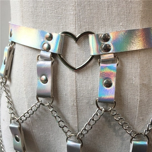 Dettaglio dell'imbracatura laser olografica con anello a cuore e catene metalliche
