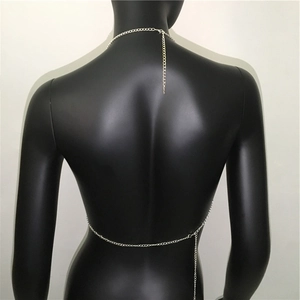 Détail de chaîne de corps argentée sur mannequin montrant la texture fine du dos chaîné