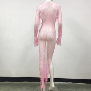 Vue arrière d'une robe maxi sexy en résille rose à manches longues et strass brillants